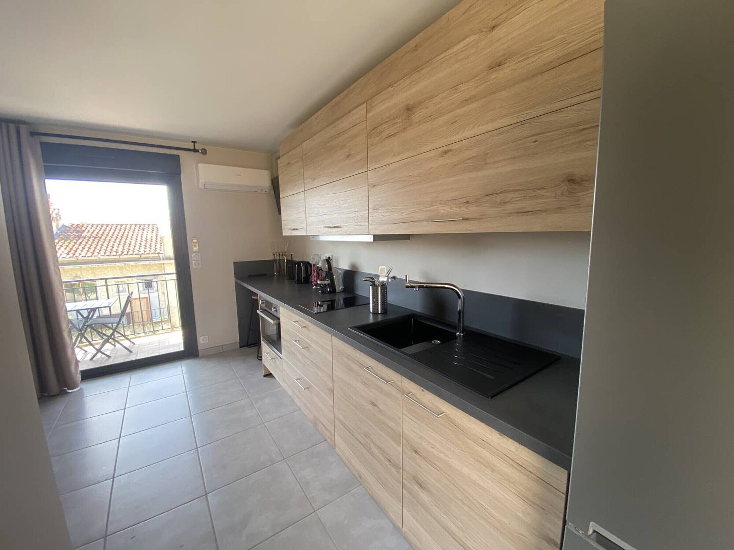 Kühlschrank, Mikrowelle, Ofen, Wasserkocher mit Kaffee-/Teezubehör