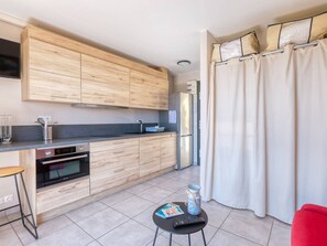 Fridge, microwave, oven, coffee/tea maker