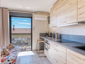 Kühlschrank, Mikrowelle, Ofen, Wasserkocher mit Kaffee-/Teezubehör