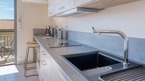 Kaffetrakter/tekoker, kjøleskap, mikrobølgeovn og ovn
