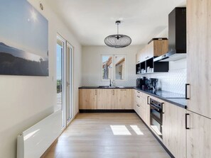 Geladeira, micro-ondas, fogão, lava-louças