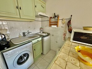 Kjøleskap, mikrobølgeovn, ovn og kaffetrakter/tekoker