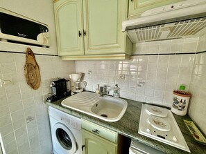 Réfrigérateur, four à micro-ondes, un four, cafetière-théière