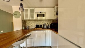Coffee/tea maker, fridge, microwave, oven