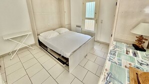 1 bedroom - Cozy apartment in Aiguebelle with terrace and private parking (Le Lavandou)