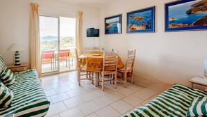 TV - Cozy apartment in Aiguebelle with terrace and private parking (Le Lavandou)