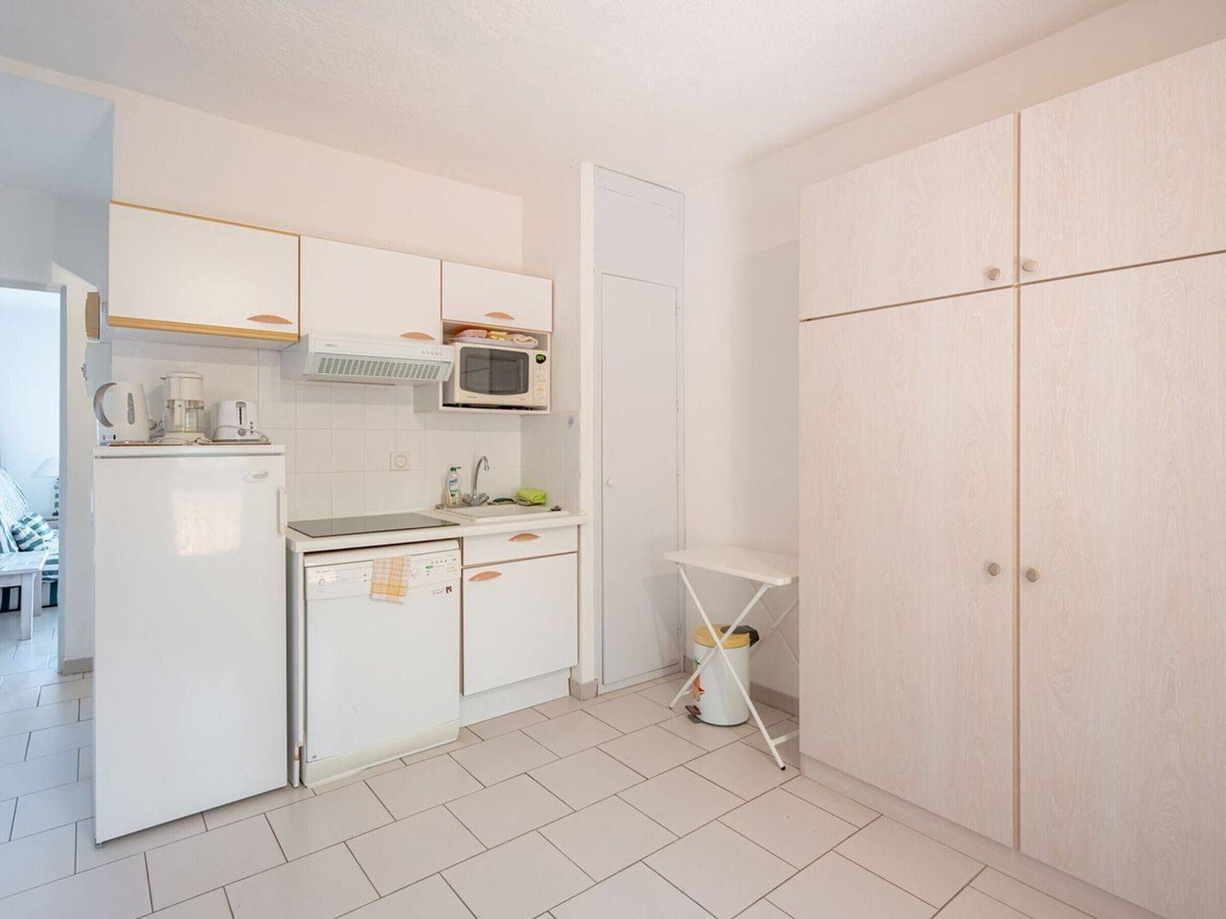 Fridge, microwave, dishwasher, coffee/tea maker