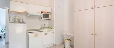 Fridge, microwave, dishwasher, coffee/tea maker