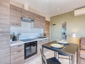 Fridge, oven, coffee/tea maker, toaster