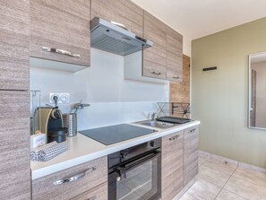 Fridge, oven, coffee/tea maker, toaster