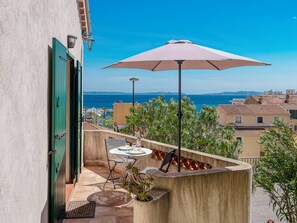 Outdoor dining - Air-Conditioned Apartment in Le Lavandou Center, Near Beach (Le Lavandou)