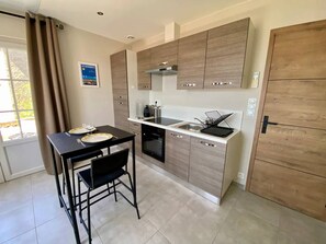 Réfrigérateur, un four, cafetiÚre-théiÚre, grille-pain