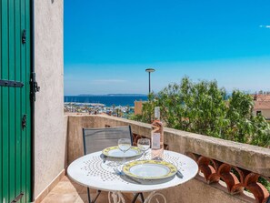 Outdoor dining - Air-Conditioned Apartment in Le Lavandou Center, Near Beach (Le Lavandou)
