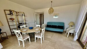 Interior - Spacious apartment - Sea view - Close to beach (Le Lavandou)