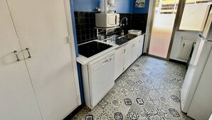 Coffee/tea maker, fridge, microwave, dishwasher - Spacious apartment - Sea view - Close to beach (Le Lavandou)