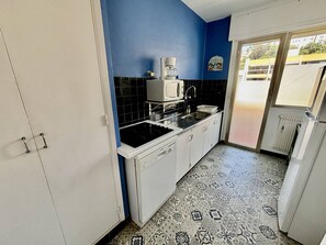 Réfrigérateur, four à micro-ondes, lave-vaisselle, cafetiÚre-théiÚre