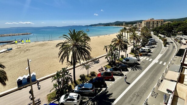 On the beach - Spacious apartment - Sea view - Close to beach (Le Lavandou)