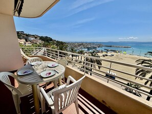 Outdoor dining - Spacious apartment - Sea view - Close to beach (Le Lavandou)