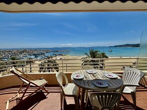 Outdoor dining - Spacious apartment - Sea view - Close to beach (Le Lavandou)