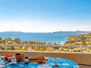 Outdoor dining - Cozy apartment with terrace and parking in Lavandou (Le Lavandou)