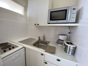 Kylskåp, mikrovågsugn, ugn och diskmaskin