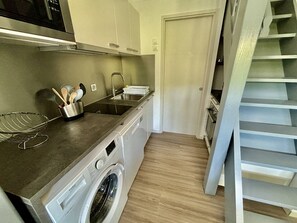 Réfrigérateur, four à micro-ondes, un four, lave-vaisselle