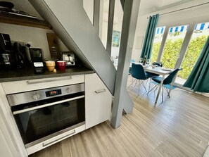 Réfrigérateur, four à micro-ondes, un four, lave-vaisselle