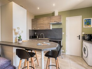 Réfrigérateur, four à micro-ondes, un four, cafetiÚre-théiÚre