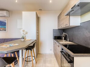 Réfrigérateur, four à micro-ondes, un four, cafetiÚre-théiÚre