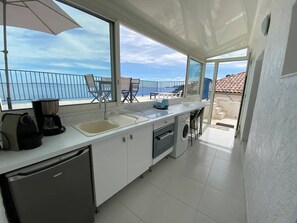 Réfrigérateur, four à micro-ondes, un four, cafetière-théière