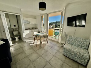 TV - Charming apartment with terrace and parking near the beach (Bormes-les-Mimosas)