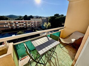 Outdoor dining - Charming apartment with terrace and parking near the beach (Bormes-les-Mimosas)