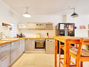 Réfrigérateur, four à micro-ondes, lave-vaisselle