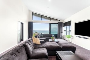 TV connectée, livres, espaces bureaux