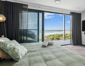 5 bedrooms, desk, iron/ironing board, WiFi
