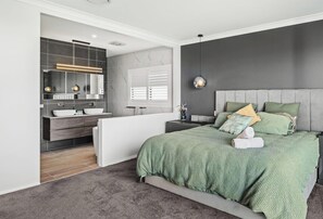 5 bedrooms, desk, iron/ironing board, WiFi