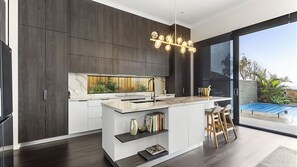 Jääkaappi, mikroaaltouuni, uuni, liesi