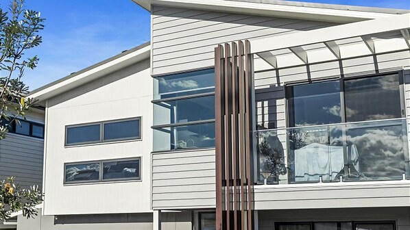 Exterior - Surfside - Beachfront Deluxe, Pool, Spa & BBQ (Catherine Hill Bay)