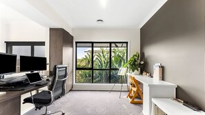 Business centre - Surfside - Beachfront Deluxe, Pool, Spa & BBQ (Catherine Hill Bay)