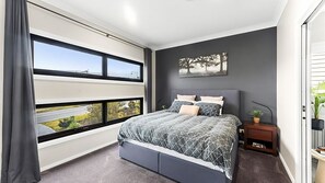 5 bedrooms, desk, iron/ironing board, WiFi - Surfside - Beachfront Deluxe, Pool, Spa & BBQ (Catherine Hill Bay)
