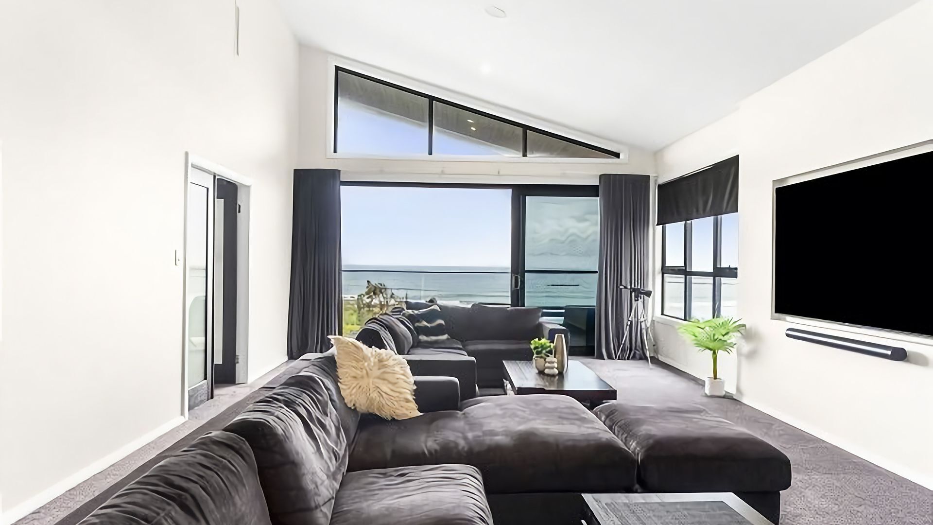 Smart TV, libri, studio