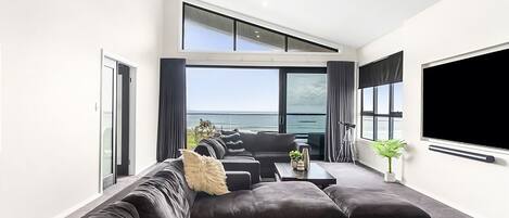 智能電視、書籍、 辦公室