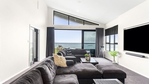 Surfside - Beachfront Deluxe, Pool, Spa & BBQ