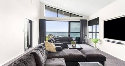 Surfside - Beachfront Deluxe, Pool, Spa & BBQ