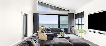 Surfside - Beachfront Deluxe, Pool, Spa & BBQ