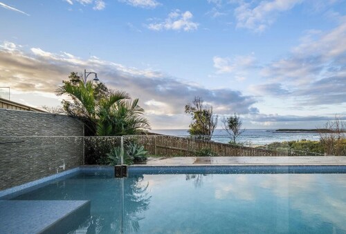 Surfside - Beachfront Deluxe, Pool, Spa & BBQ