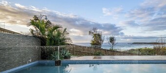 Surfside - Beachfront Deluxe, Pool, Spa & BBQ