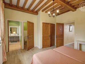 6 bedrooms, free WiFi