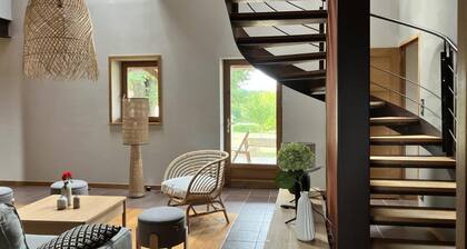 Spacious cottage in Montbeugny, sleeps 14, pets allowed