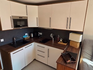 Réfrigérateur, four à micro-ondes, surface de cuisson, lave-vaisselle